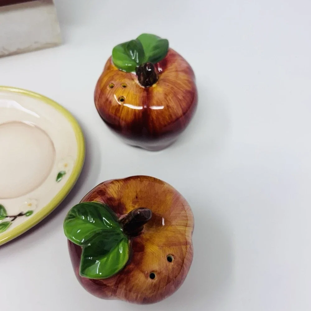 Cracker Barrel Apple Collection Salt & Pepper‎ Shakers With Base New